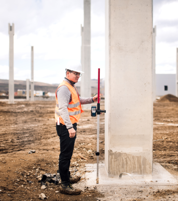 Persona revisando una columna en una obra